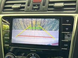 【バックカメラ】駐車時に後方がリアルタイム映像で確認できます。大型商業施設や立体駐車場での駐車時や、夜間のバック時に大活躍！運転スキルに関わらず、今や必須となった装備のひとつです！