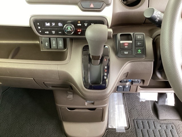 足元スッキリ、インパネシフトです。パーキングブレーキは電子制御パーキングブレーキタイプなので、運転席と助手席の間がスッキリしています。