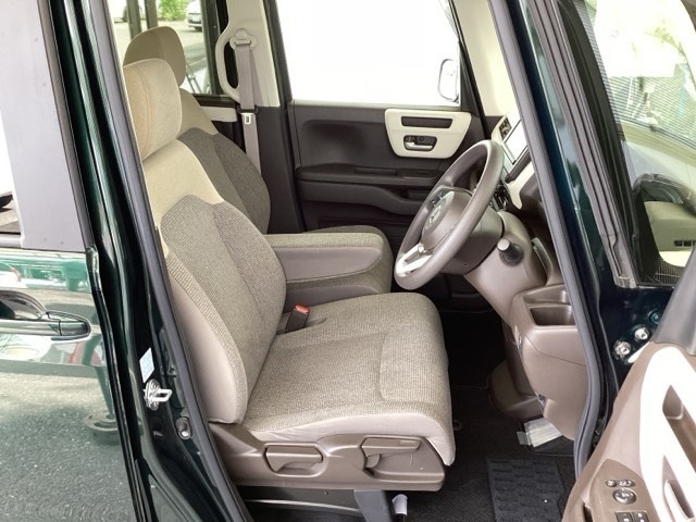 フロント広々、ベンチシートの運転席は、ハイトアジャスターが付いているので、快適にドライブができます。ハンドルはチルトステアリングで、ハンドル位置を上下に調節できます。