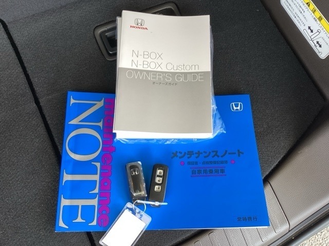 メンテナンスノート【整備記録簿】、取説も揃っています。スマートキーはバッグなどにしまったままボタン操作でエンジンの始動・停止ができて大変便利です。