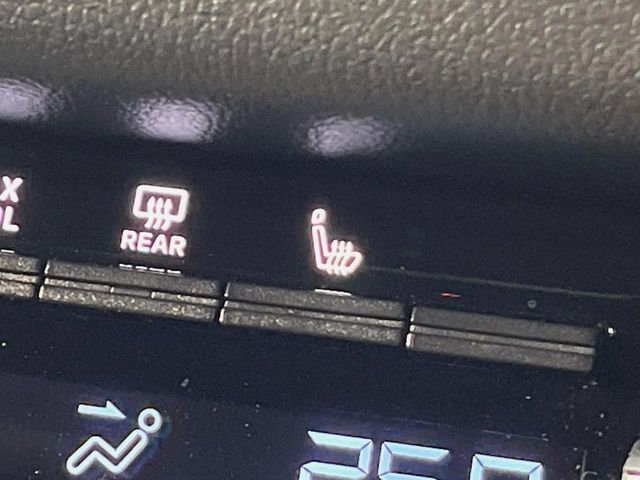 【シートヒーター】寒い日に重宝するシートヒーター！エアコンより早く温まってくれるので寒がりの人も安心ですね♪エアコンの温風は乾燥するから苦手、という方にもをおすすめです。
