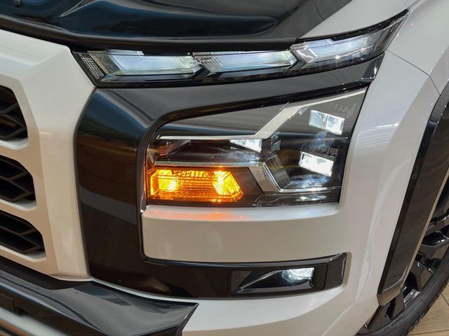 【LEDヘッドライト】悪天候や夜間走行時も良好な視界を確保し安心して運転できる高輝度LEDヘッドライトを装備！点灯速度が早く、消費電力も抑えられています。