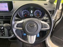 【スマートアシストII】走行中に前方の車両と歩行者を認識。衝突の危険が高いと判断した場合に警報や緊急ブレーキで衝突回避や衝突時の被害を軽減。さらに車線逸脱警報・前後誤発進抑制機能もセットで装備！