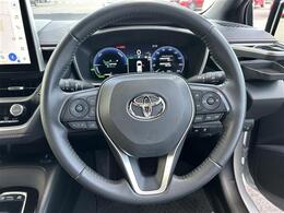 【ハンドル】軽い力で扱いやすいハンドルです。目立つ傷やスレなどなく綺麗な状態です！除菌プランいれていただくとさらに快適に！清潔なお車はお子様にも安心ですね！