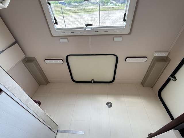二段ベッドは跳ね上げて広い荷室としてもお使いいただけます！