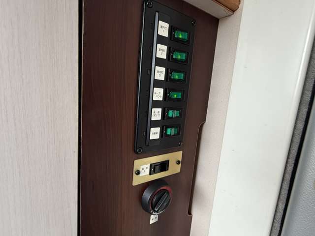 各種電装品はこちらの集中パネルで簡単に操作できます！