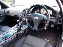 室内は綺麗にルームクリーニング済みとなります。たばこの嫌な臭いや芳香剤の臭いも御座いません。ご希望に応じてRECARO製などのスポーツシートに変更も可能です。お気軽にご相談下さいませ