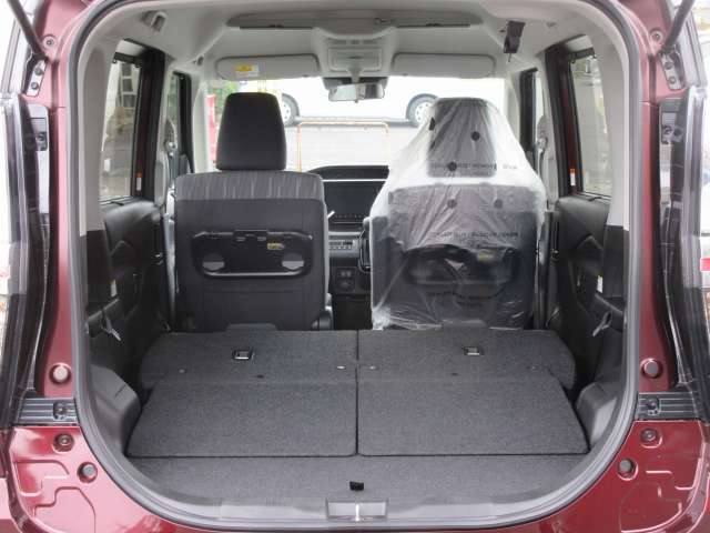 （カーゴスペース/リアシート格納時）　フラットに近い状態に出来るので、大きな荷物の積み込みもしやすいです☆