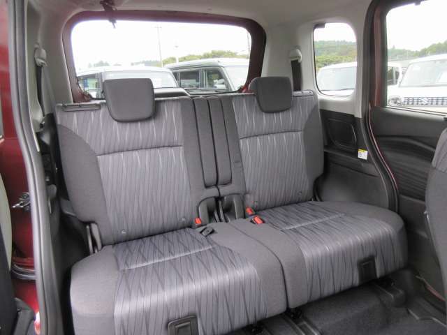 （広々使える後席シート）　センターアームレストやパーソナルテーブルも付いて快適にお使いいただけます☆