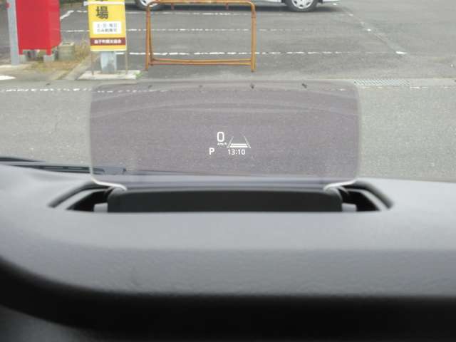 （快適なドライブをサポートする、ヘッドアップディスプレイを搭載）