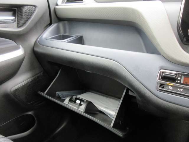 （たっぷり収納/大型のグローブボックス収納）