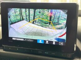 【バックカメラ】駐車時に後方がリアルタイム映像で確認できます。大型商業施設や立体駐車場での駐車時や、夜間のバック時に大活躍！運転スキルに関わらず、今や必須となった装備のひとつです！