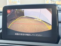 【バックカメラ】駐車時に後方がリアルタイム映像で確認できます。大型商業施設や立体駐車場での駐車時や、夜間のバック時に大活躍！運転スキルに関わらず、今や必須となった装備のひとつです！