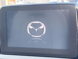 【マツダコネクト】車内の雰囲気にマッチした一体型タイプのディスプレイ。各種車輌設定やBluetooth再生等、様々な機能が楽しめます。専用SDカードのご購入で、ナビ機能も使用出来ます。