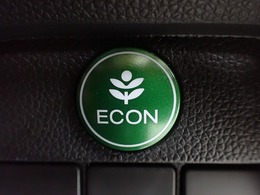 エンジン、エアコンなどを制御し低燃費な『ECONモード』に、また走りを楽しみたいとき、空調など快適性を重視したいときにはスイッチOFFで通常モードに切り替えができます！