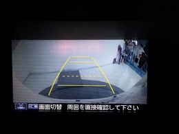 バックをするとき自動でリアの様子が映る『リアカメラ』付き！ナビ画面で確認しながらバックができ、ガイドラインで距離感がつかめるので後ろの壁も安心ですね。でも、周りへの目視も忘れないでくださいね！