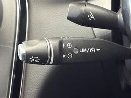 ●レーダークルーズコントロール：前の車との車間距離を一定にとりつつ、一定速度で自動走行してくれる次世代のクルーズコントロール！主に高速道路や自動車専用道路で使用する便利な機能です！