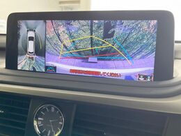 【パノラミックビューモニター】専用のカメラにより、上から見下ろしたような視点で360度クルマの周囲を確認することができます☆死角部分も確認しやすく、狭い場所での切り返しや駐車もスムーズに行えます。