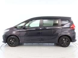 両側スライドドア付きだから、狭い駐車スペースなどでの 乗り降りラクラク！小さなお子さまのいるご家庭には嬉しい装備。