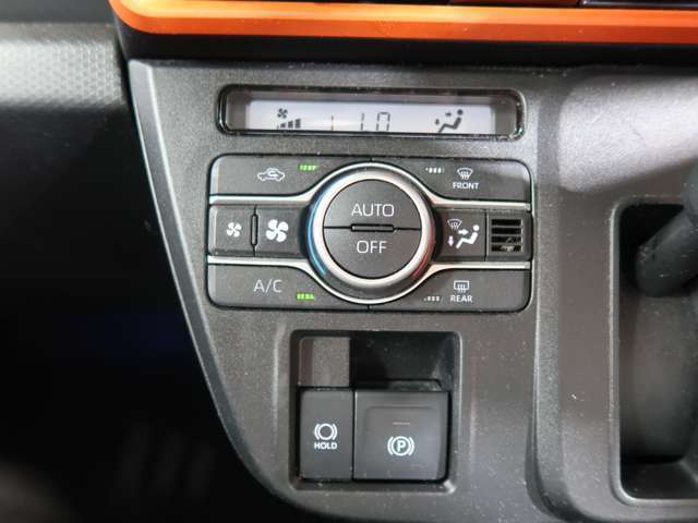 当社専門業者が納車前クリーニングしておりますので内装もとても綺麗な状態でお渡ししております。もちろんシート、足元、パネル関係、天井とお客様にお喜びいただけますよう心を込めて磨いています！！