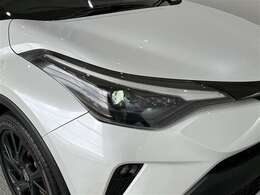 LEDヘッドライトです。デザイン性がよくとても明るいので、夜間の走行や悪天候でも安心です。しかも長寿命！