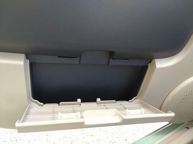 助手席側のドア内には車検証ケースがちょうど収まるサイズのポケットがあります。