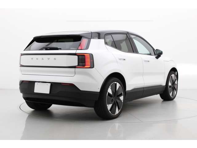 EX30の特徴的なリアコンビランプは、すぐにボルボ車であることが判ります。夜間でも後続車にボルボを主張します。