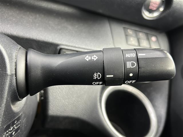 【オートライト（AUTO）】外の明るさをシステムが感知して、自動でヘッドライトが点灯します！ヘッドライトをつけ忘れを防ぐ便利機能です。