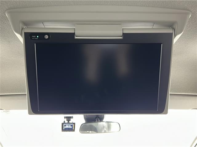 【後席モニター（フリップダウンモニター）】後部座席からも、DVDや映画・ライブ映像など様々な動画が楽しめドライブが退屈しません！※機種によって接続できる映像が異なります。