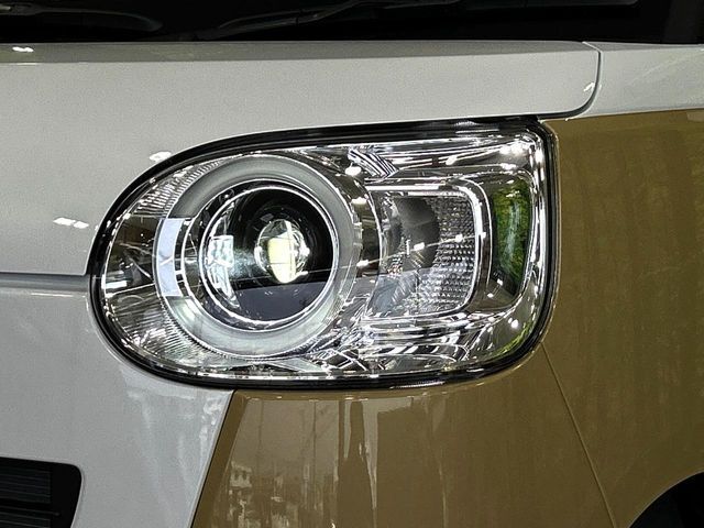 【LEDヘッドライト】悪天候や夜間走行時も良好な視界を確保し安心して運転できる高輝度LEDヘッドライトを装備！点灯速度が早く、消費電力も抑えられています。