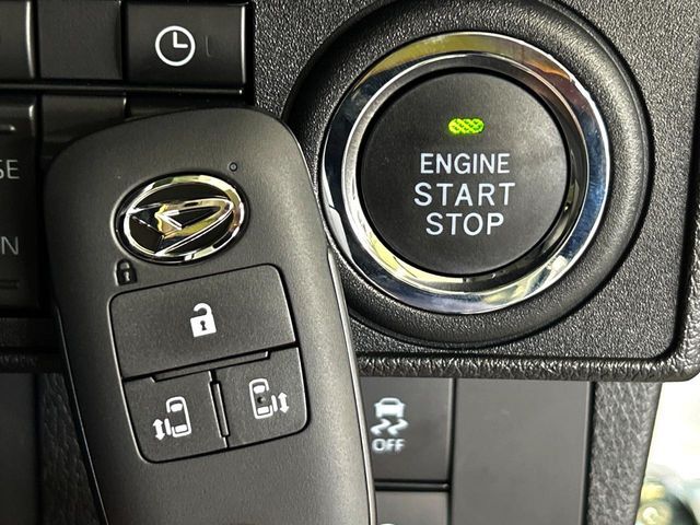 【キーフリーシステム】カバンやポケットに入れたままでもドアの施錠・解錠が可能なスマートキーを装備。エンジンのオン・オフ時もカギを取り出す必要が無いからとっても便利です♪