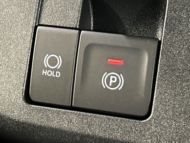 【電動パーキングブレーキ】パーキングブレーキは便利な電動式！ボタン一つで操作でき、アクセルを踏めば自動で解除されます♪レバーやペダルが無いので運転席廻りもすっきりしますね♪