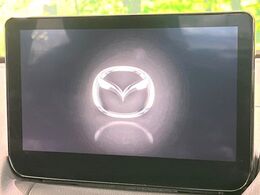 【マツダコネクトナビ】車内の雰囲気にマッチした一体型タイプのナビ。各種車輌設定やBluetooth再生等、様々な機能が楽しめます。直感的なダイヤル操作が可能で、使い勝手も良好です。