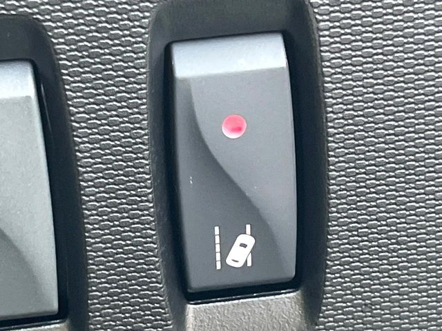 ●レーンキーピングアシスト：走行車線の逸脱を教えてくれる機能。走行時に、クルマが車線から外れていることをカメラが検知すると、ステアリングを微振動させてドライバーに警告します。