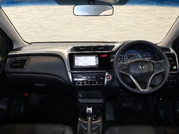 操作性に優れた運転席となります！小物入れや各ボタンの配置にこだわり、使いやすいです！座り心地もよく視認性も良好なのでロングドライブもお任せ下さい！