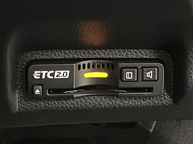 【ETC】有料道路を利用する際に料金所で停止することなく通過できる、ETC車載器（ノンストップ自動料金収受システム機器）が装備されています。セットアップを行うことで利用可能になります。