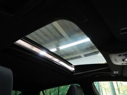 【サンルーフ】開放感たっぷりの希少装備、サンルーフが装着されています！車内に明かりを取り入れたり景色を楽しむ以外にも、車内の空気も簡単に換気できて快適です！