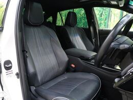 【黒革シート】上質な本革を使用し、高級感あふれる黒革シート。常に体に触れる部分だから、座り心地の良さにはこだわりたいですね♪汚れの付着や劣化を抑制する内装コーティング施工もおススメですよ♪