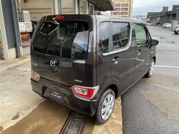 法定整備費用は本体価格に含まれております。洗練されたサービススタッフが法定整備を実施し、必要に応じて交換・修理作業を施したうえで、安心してお乗りいただける状態にしてお引渡し致します。