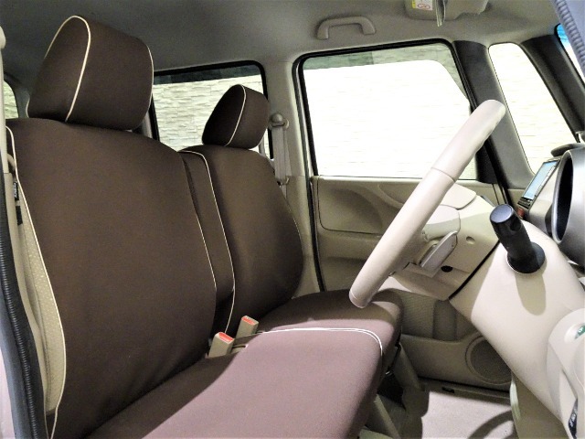 アームレスト＆運転席高さ調節機能付きです☆