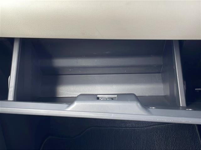 【グローブボックス】大容量のグローブボックスです！！車検証ケース他、日頃使う小物類の収納スペースもたくさんあります！