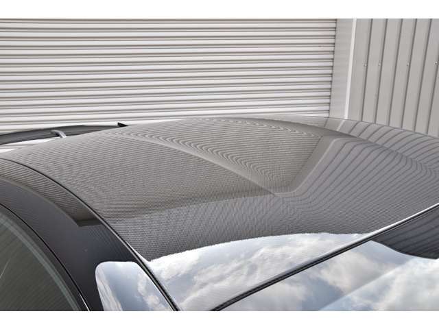 【気持ち良くご納車致します】仕上げ専門スタッフによる、専用ポリッシャーによるボディの磨き仕上げ、ホイール、タイヤハウス内側の清掃、内装の抗菌クリーニング、各部スイッチ、ハンドル、細部の清掃を行います。
