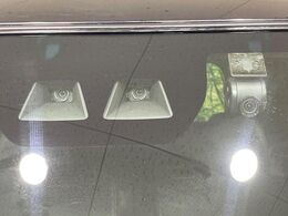 【スマートアシスト】走行中に前方の車両等を認識し、衝突しそうな時は警報とブレーキで衝突回避と被害軽減をアシスト。より安全にドライブをお楽しみいただけます。