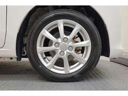 スポーティな印象を与える純正ホイールです。どこまでも走っていきたくなるようなデザインですね♪