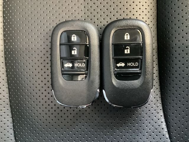 スマートキーを装備しています。鍵を差し込むことなくドアロックの開け閉めと、スタートボタン操作でのエンジンスタートができます。ボタン操作でトランクが開けられるトランクオープナーもついています。