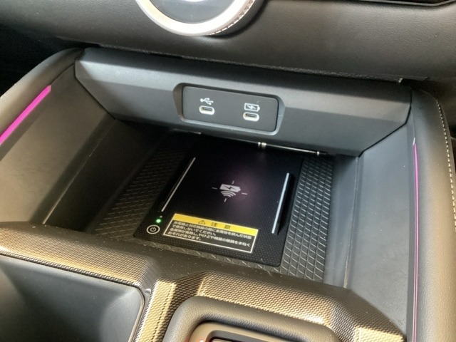 センターコンソールにはワイヤレス充電器を装備してます。Qi（チー）規格対応のスマートフォンなどを置くだけでワイヤレスで充電可能です。またスマートフォンの充電可能なUSB端子なども別途装備しています。