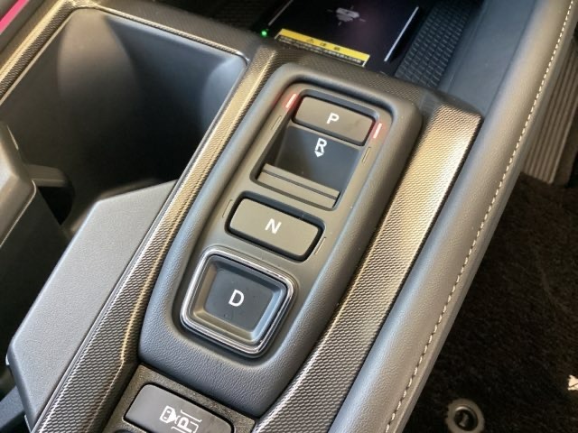シフトはセレクトレバーのなくなったエレクトリックギアセレクターになっています。下に電子制御パーキングブレーキがあります。スイッチひとつでブレーキ力を自動的に最適制御できるパーキングシステムです。