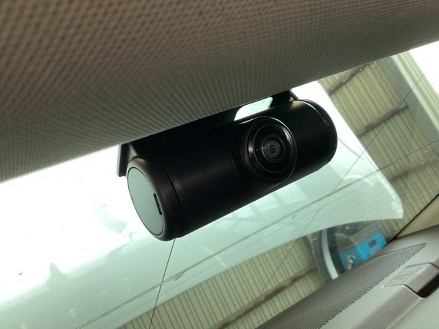 後方にもドライブレコーダーのカメラが付いています。前後両方でお車の周りを監視・記録いたします。