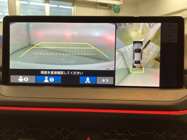 マルチビューカメラシステム搭載車です。お車の周囲を全方位でカバーします。後方・前方・両脇と、コンディションが悪い視界でもカラーモニターに映し出した映像がドライバーをサポートします。
