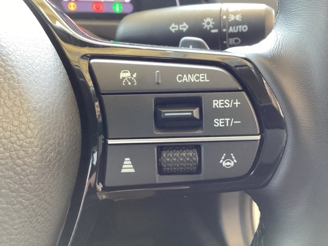 ハンドルにHondaセンシング系のクルーズコントロールやレーンキープアシストなどのスイッチが装備されています。ハンドルから手を離さず安全に操作できます。
